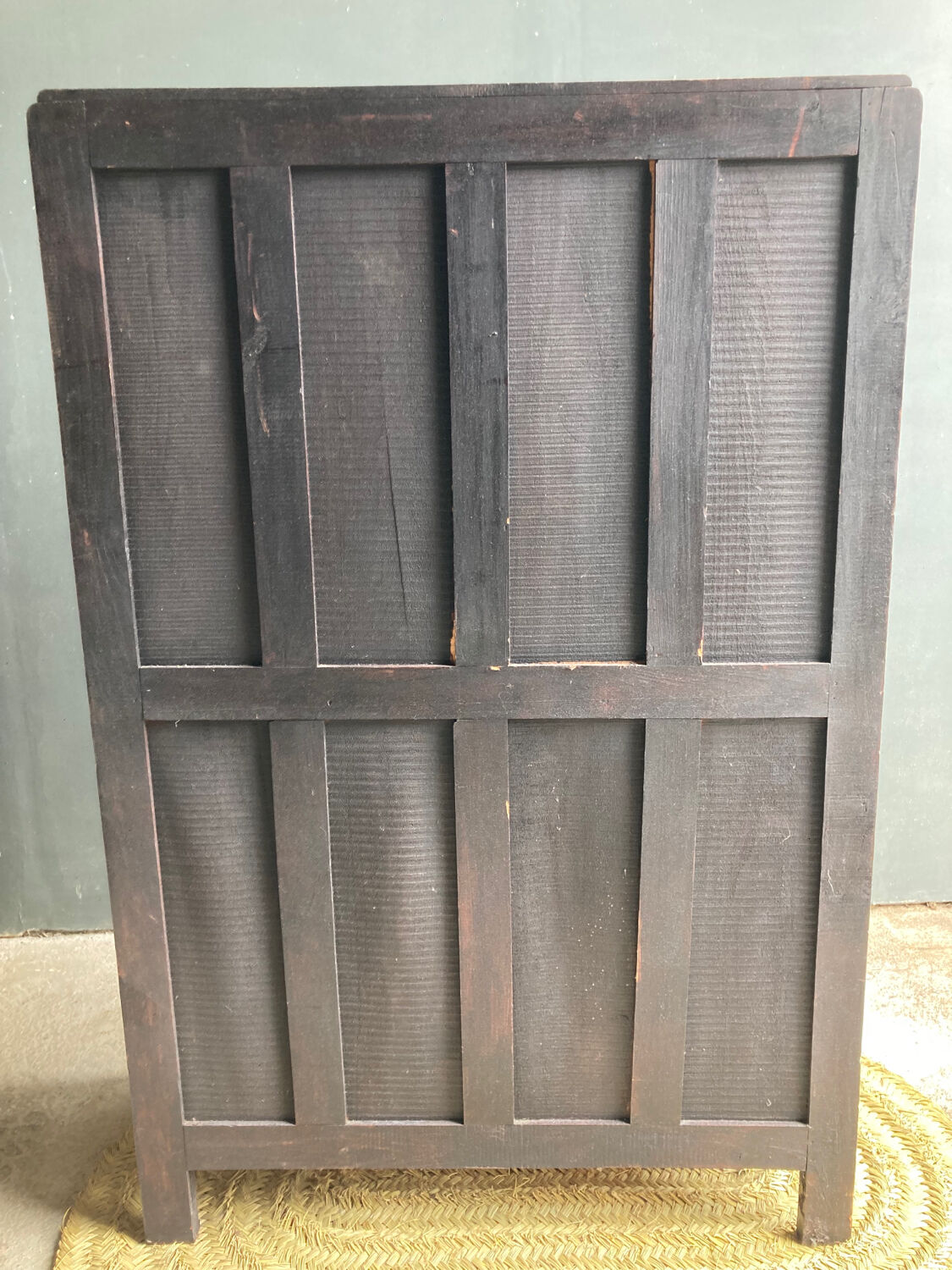 Armoire parisienne étagères