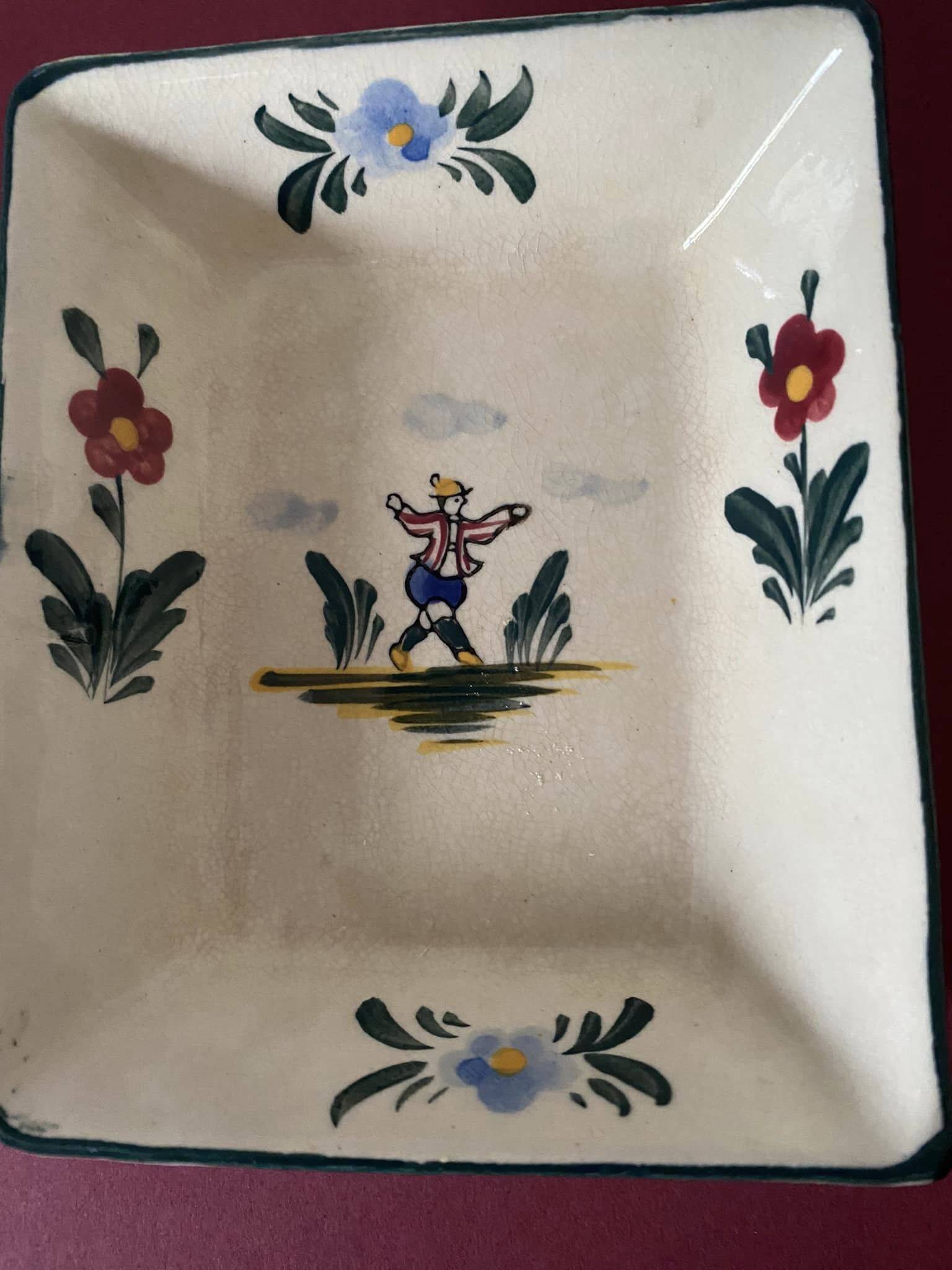 Set of 2 porcelain soap dishes with Breton couple motifs