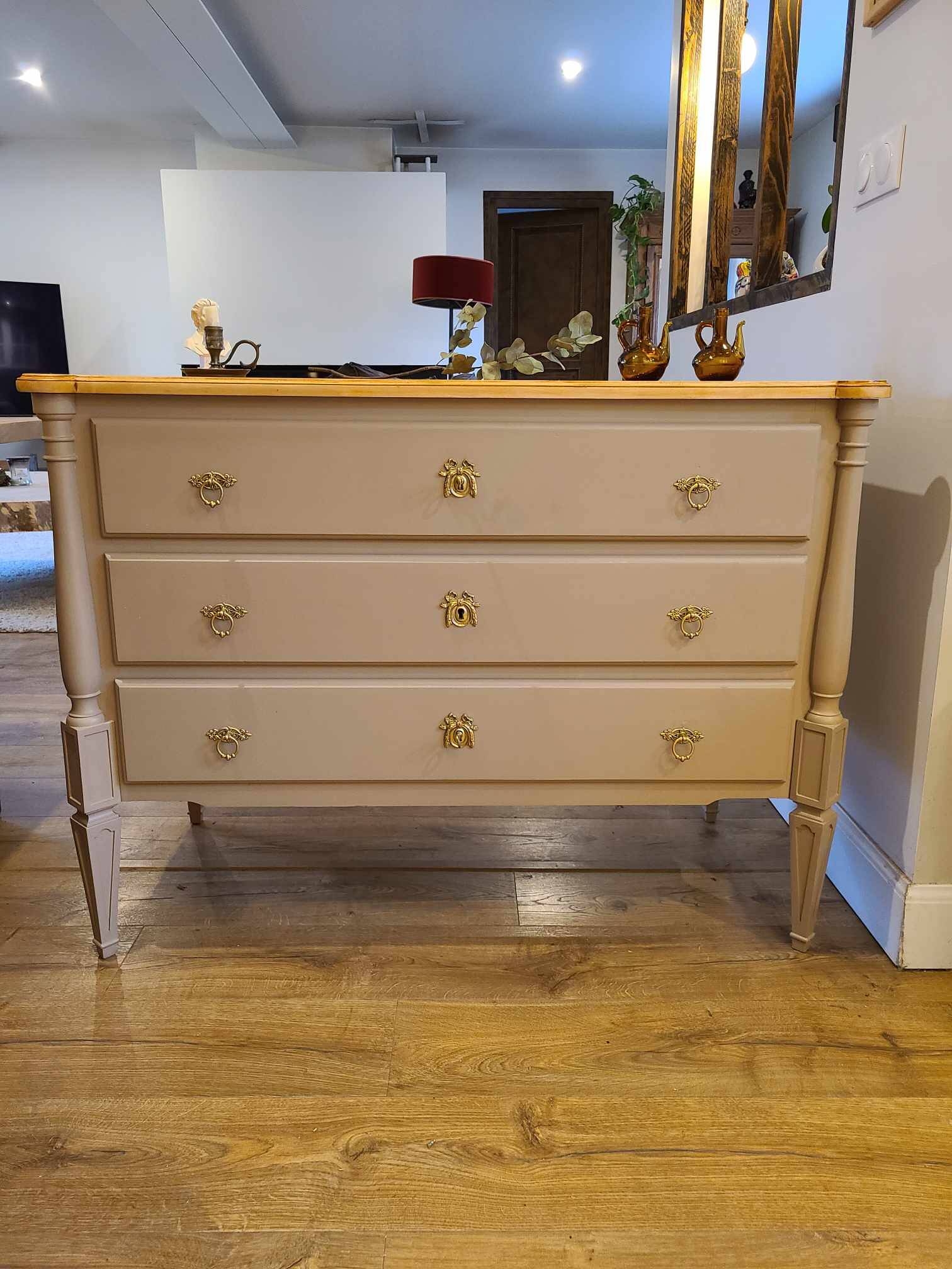 Commode en bois peint