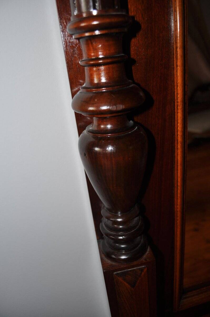 Grand miroir mural en acajou marron sculpté style classique XIXe siècle, glace d'origine
