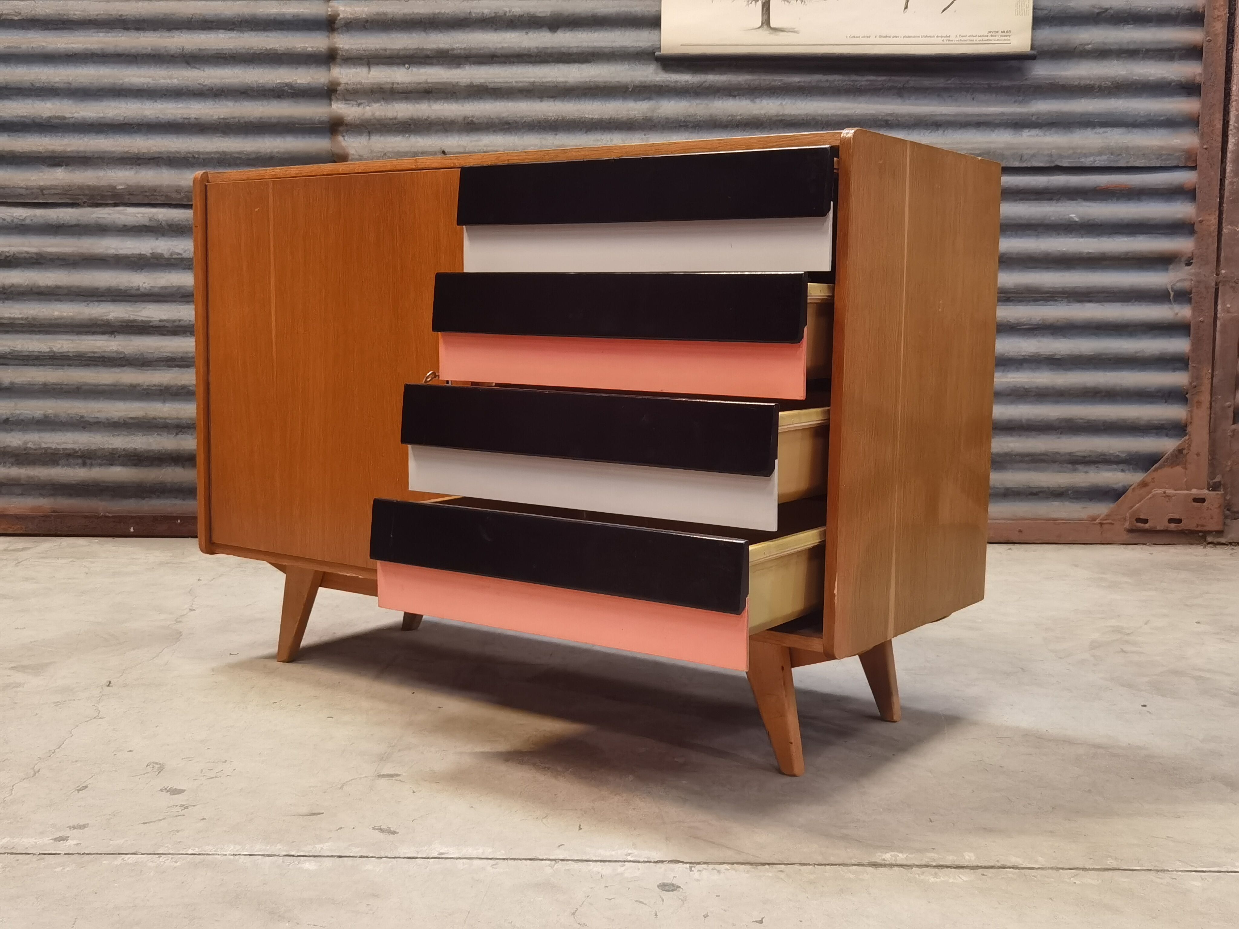Buffet U 458 Jiri Jiroutek pour Interier Praha 1960