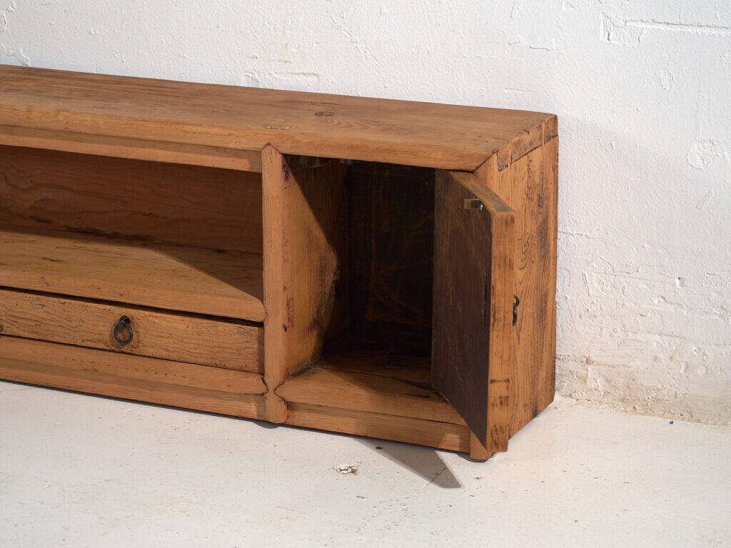 Meuble bas ancien en bois massif – Console basse chinoise du Gansu avec tiroirs – circa 1880–1920