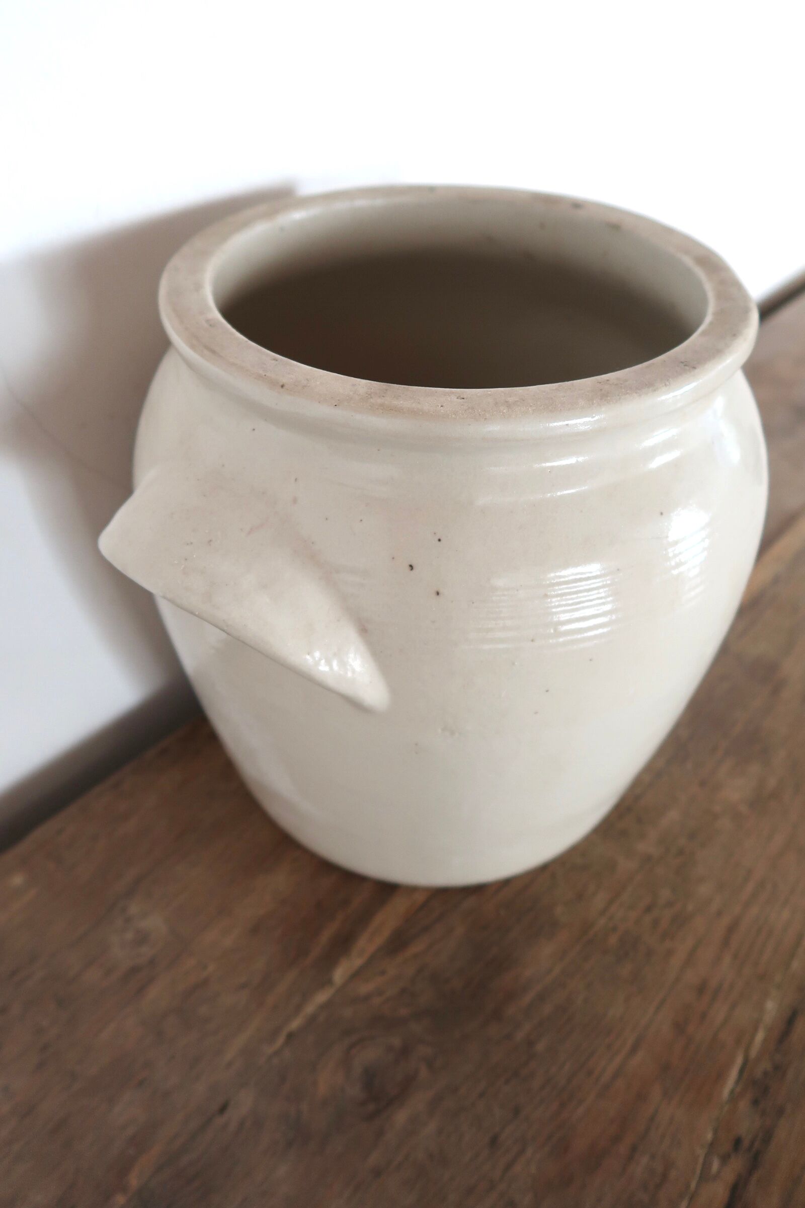 Off-white ancient sandstone pot