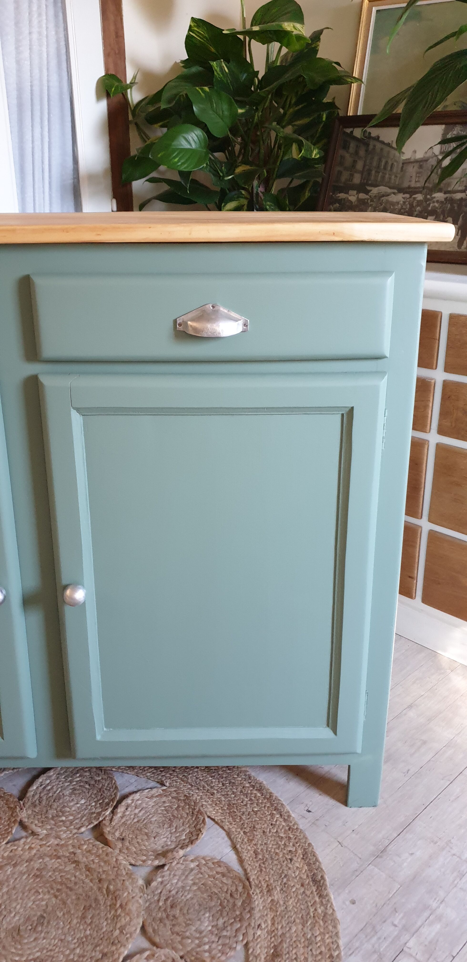 Green Parisian buffet