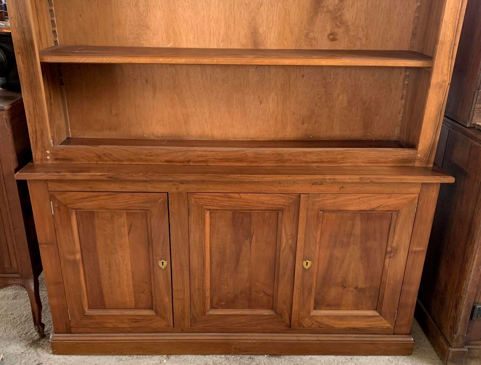 Bibus bookcase of walnut parquet with blonde patina