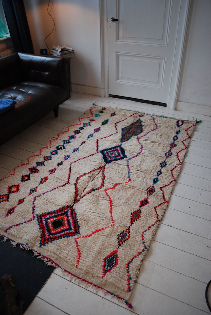 Berber vintage rug 100% wool, handcrafted. free shipping in europe. unique! 250x145cm