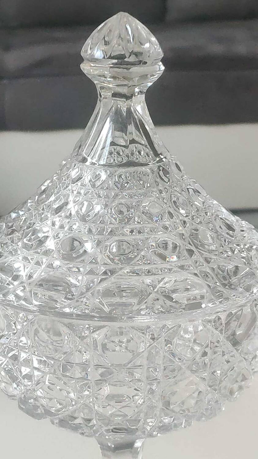 Large lead crystal candy dish/Drageoir. Tritschler Winterhalder. Dome shape, faceted patterns. Dim 30 x 15 cm