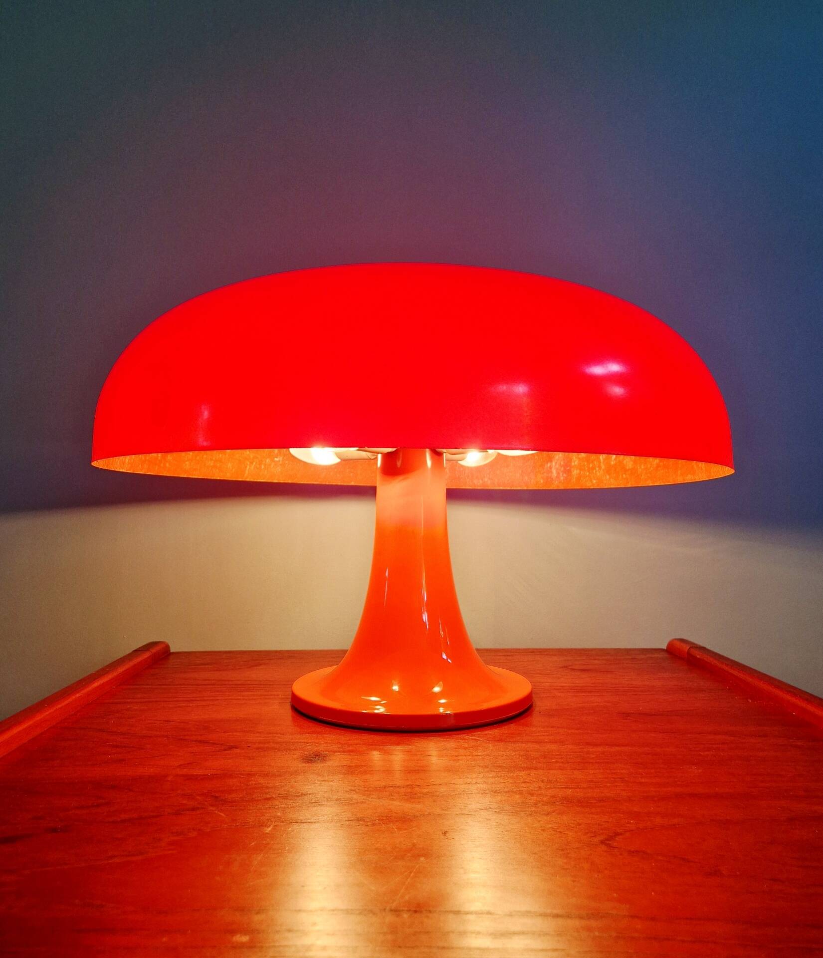 Lampe Nesso, fibre de verre orange, Giancarlo Mattioli, Artemide,1960