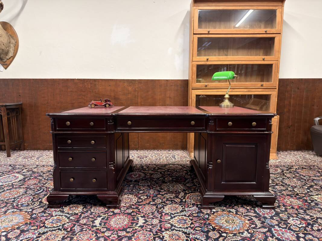 English Chesterfield Desk Partnerdesk