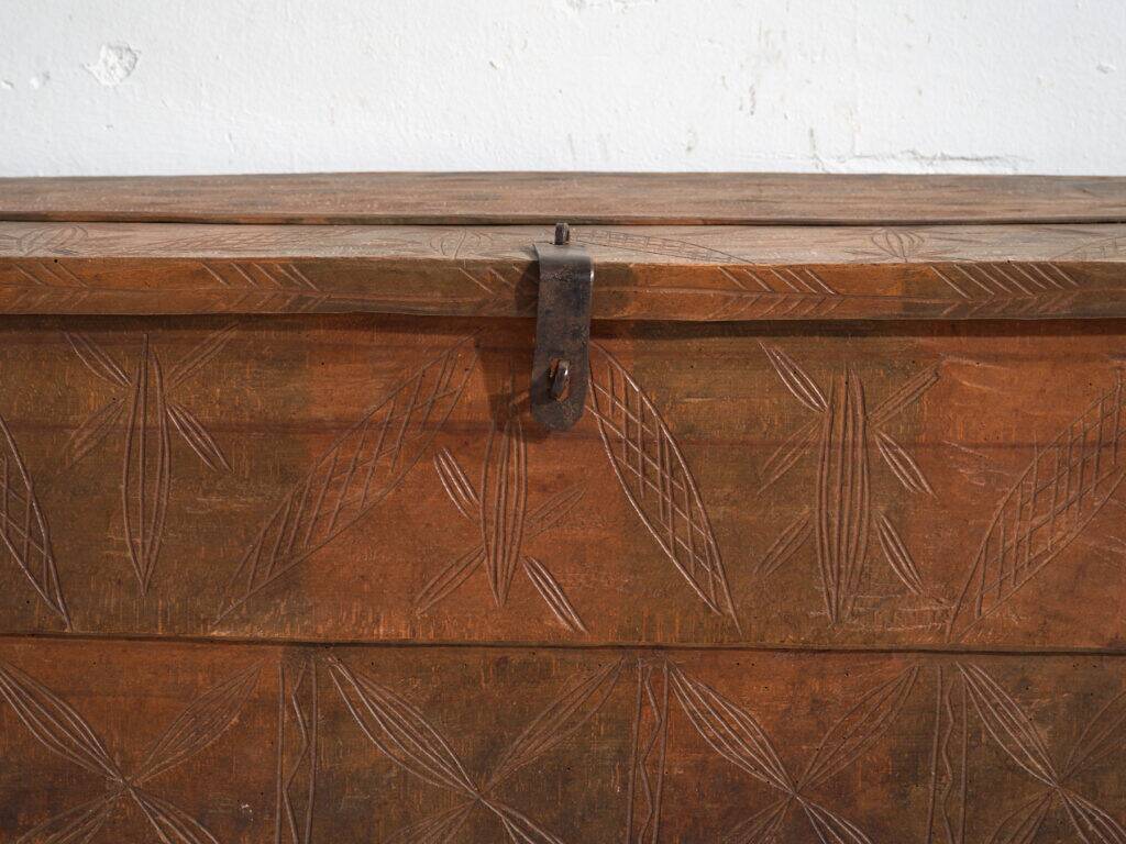Coffre ancien sculpté en bois de pin – Transylvanie, vers 1900