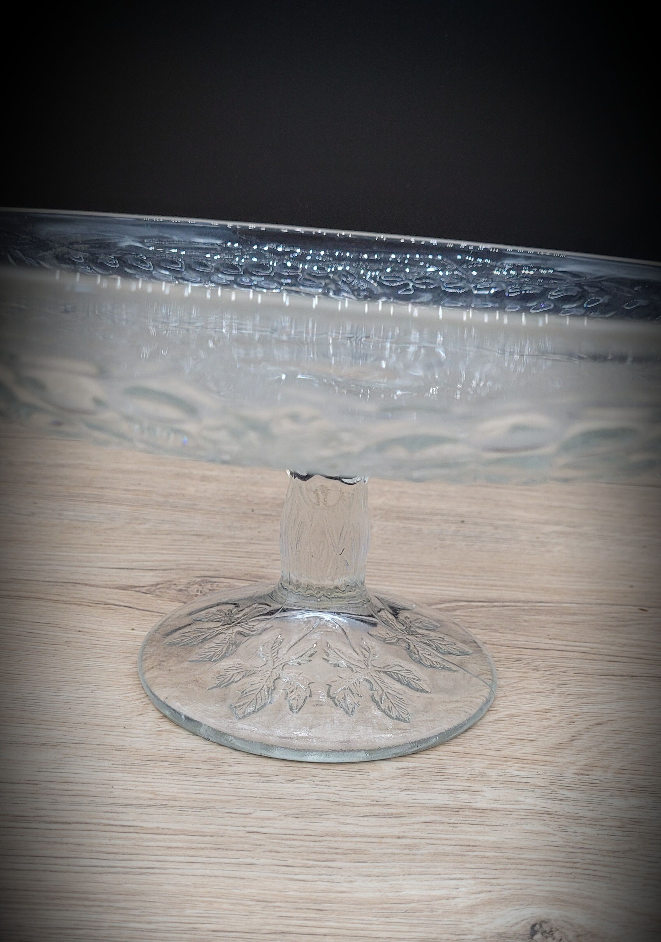Transparent vine cake dish