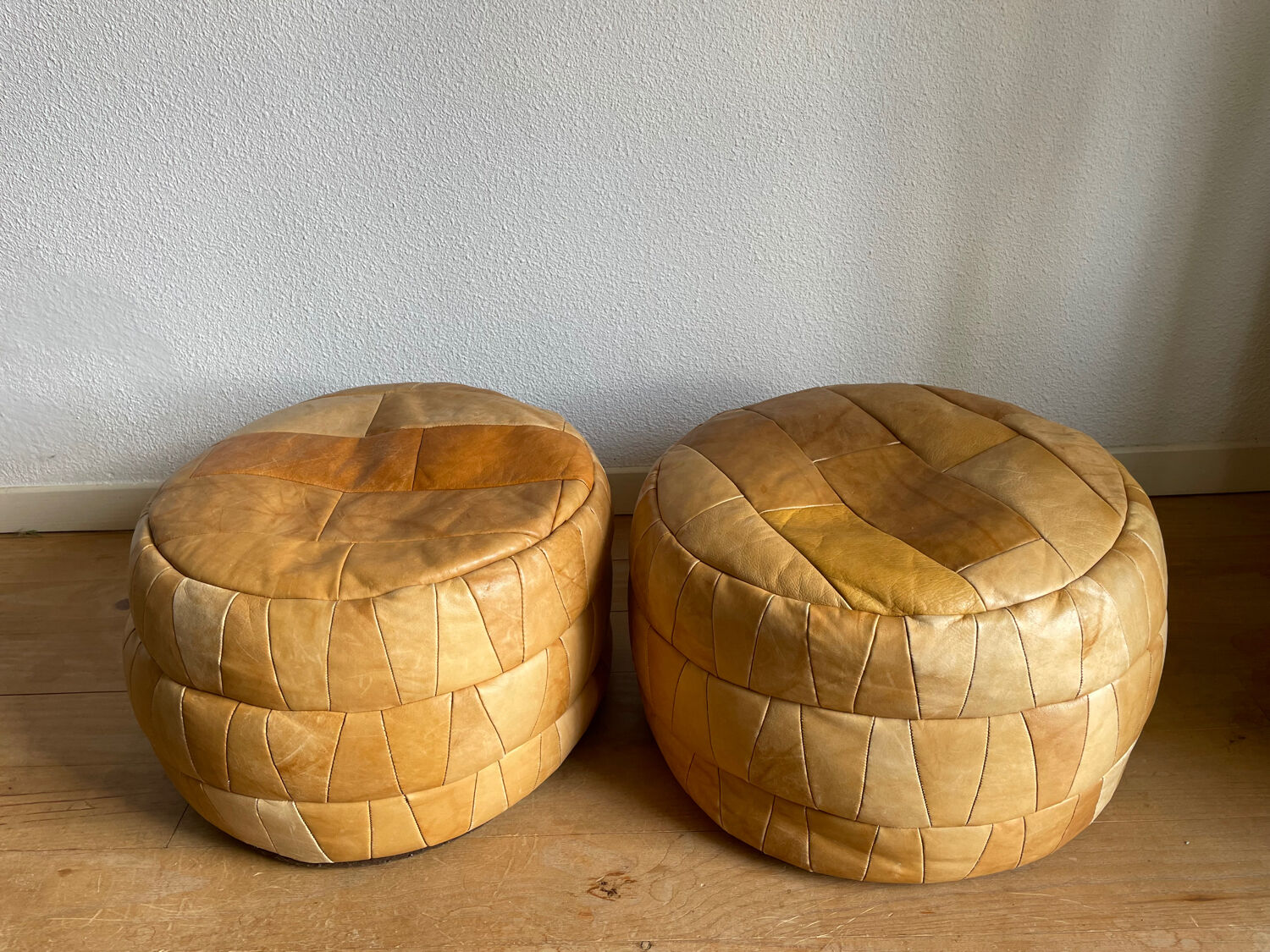 Set of 2 patchwork leather poufs brown camel De Sède