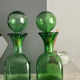 Deux carafes vertes en verre