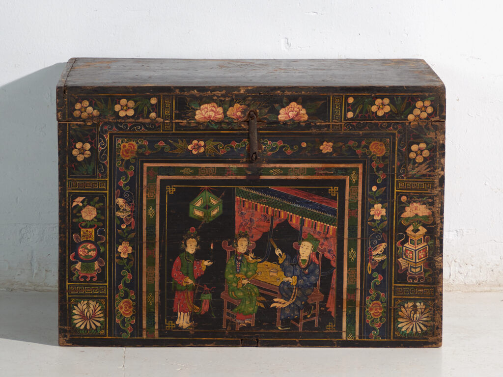Antique chest painted in pine wood – China, around 1900