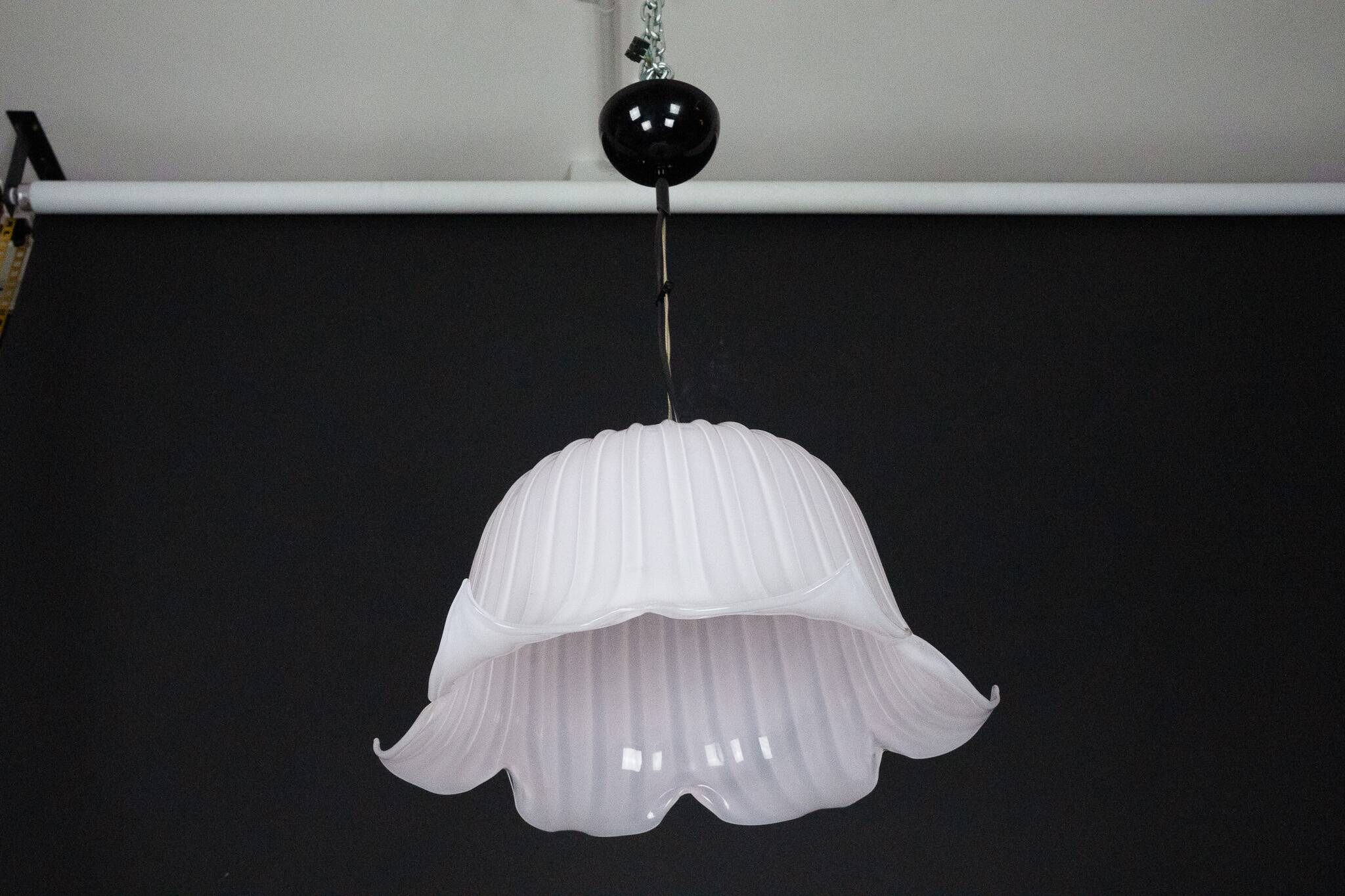 Large vintage flower-shaped chandelier in pink Murano glass, Italy 1980s.