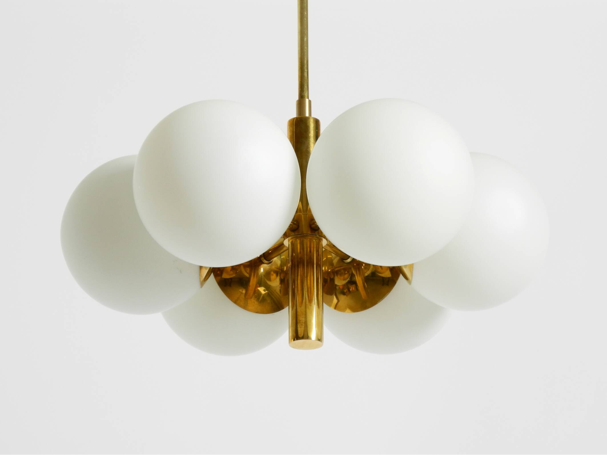 Suspension en laiton Kaiser Leuchten des années 1960 avec 6 abat-jours en verre opale.