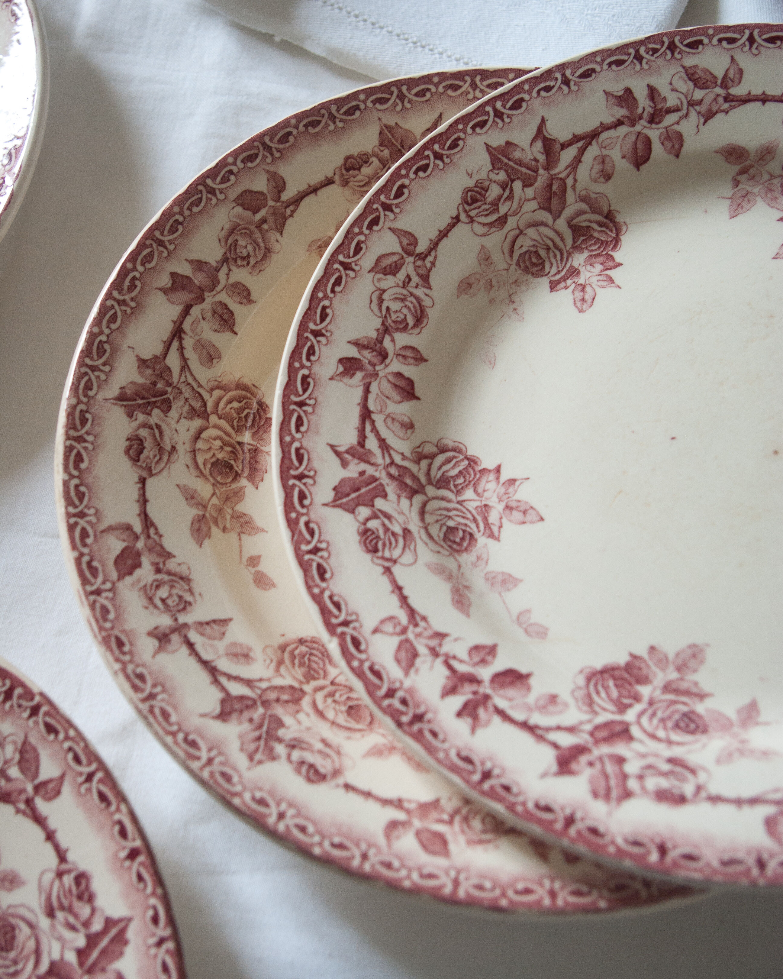 Old plates, rosé red décor, "Paris"