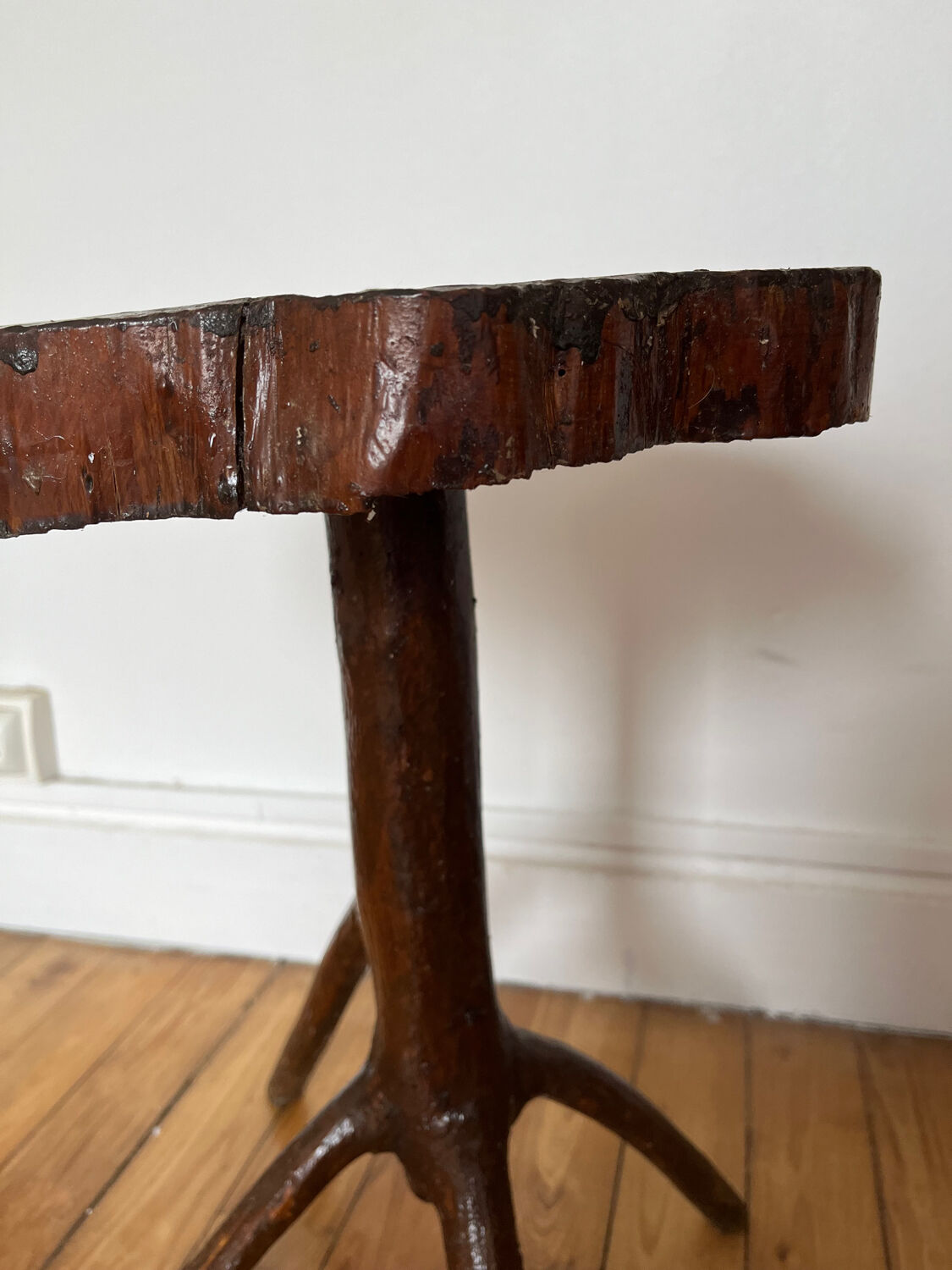 Tabouret tripode brutaliste