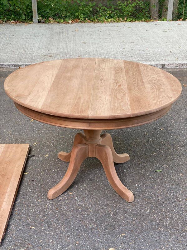 Grande table à manger ronde extensible décapée en merisier massif pied cent
