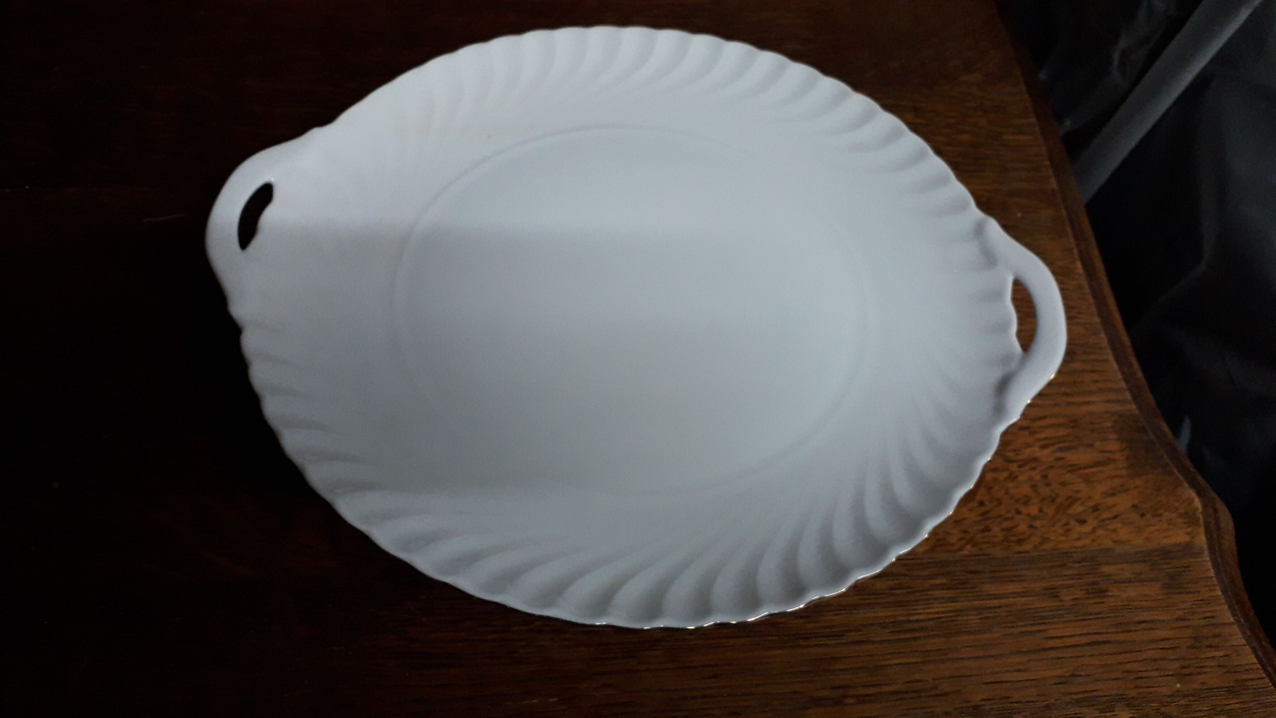Porcelain dessert plates with cake dish