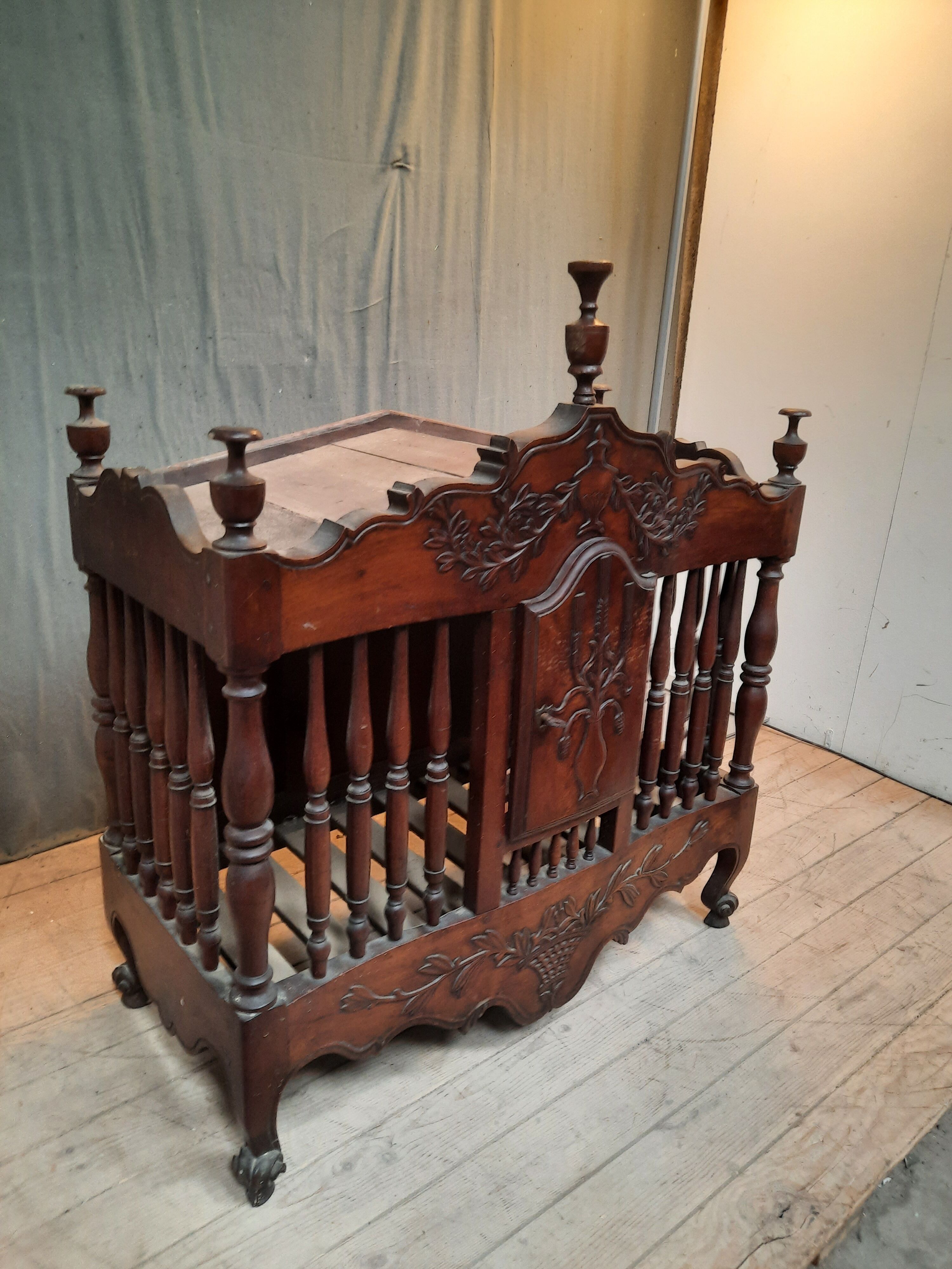 Provençal walnut pannier