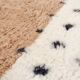Couloir marocain à pois, tapis beni ourain blanc et marron, design berbère