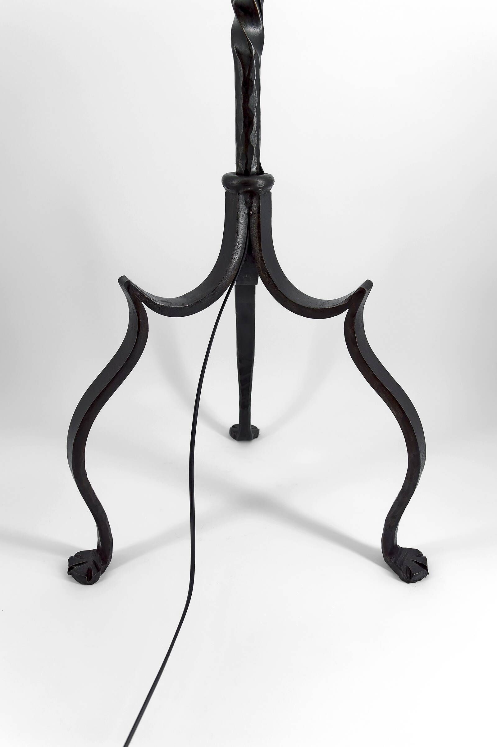Important lampadaire en fer forgé à décor de dragons, Italie, vers 1900