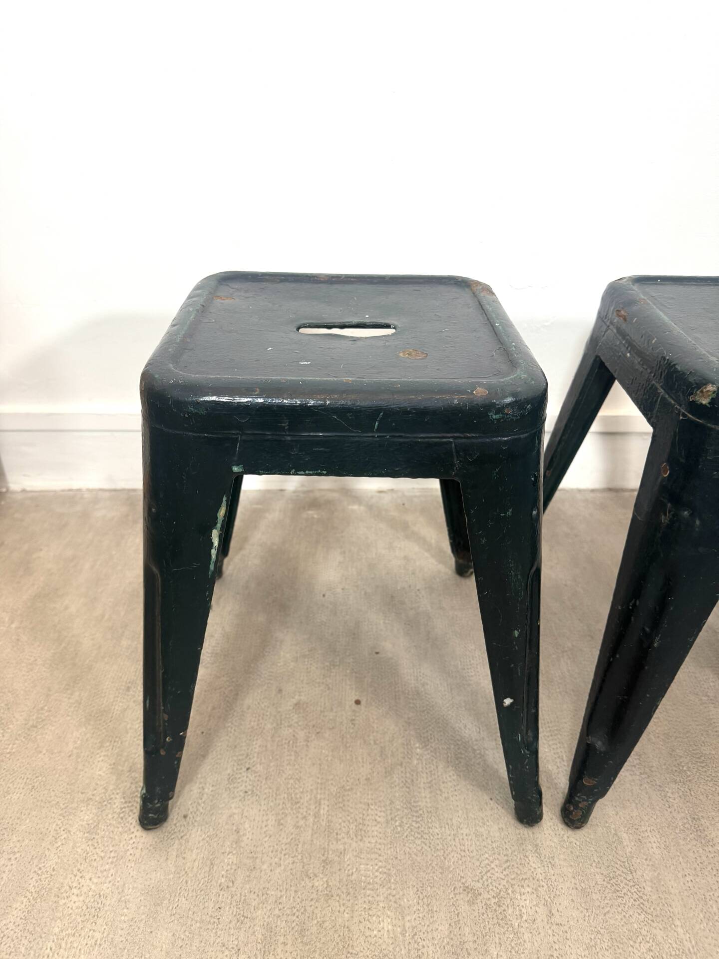 Paire de tabourets Tolix vert foncé