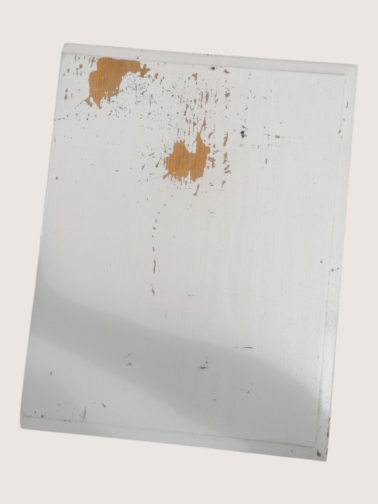Paire de tables de chevet blanches en bois.