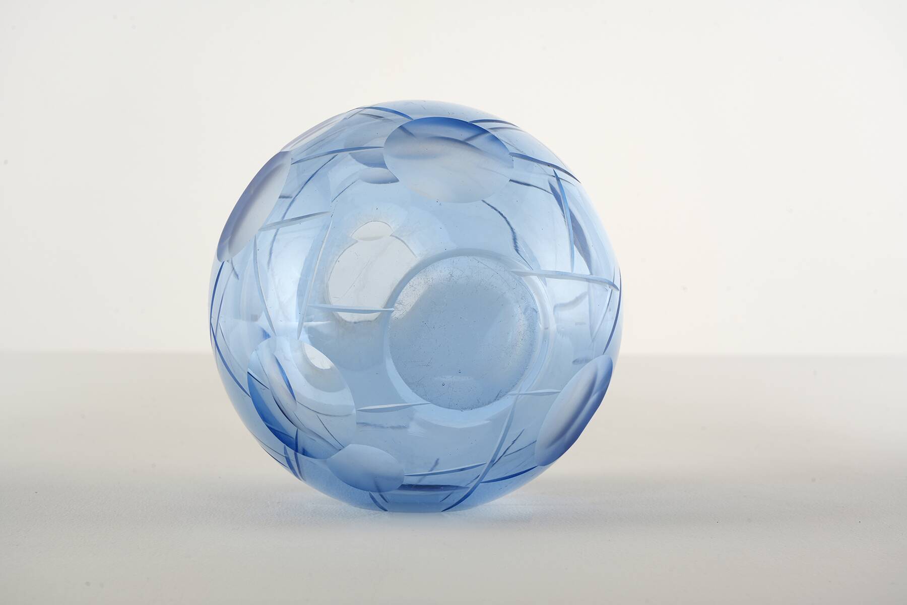 Art Deco vase by Vicke Lindstrand for Orrefors around 1930.