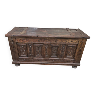 Coffre ancien en chêne sculpté