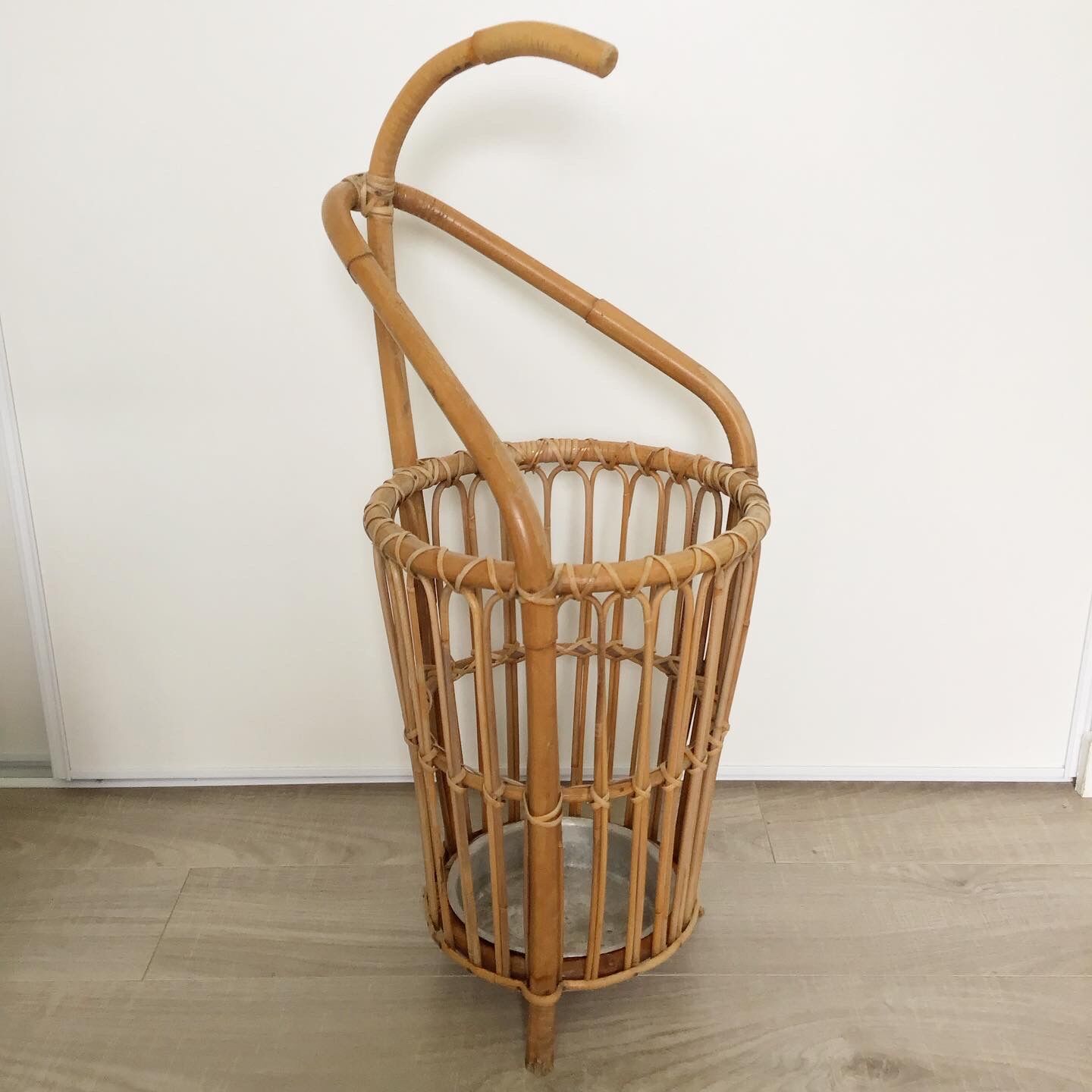 Vintage rattan umbrella door