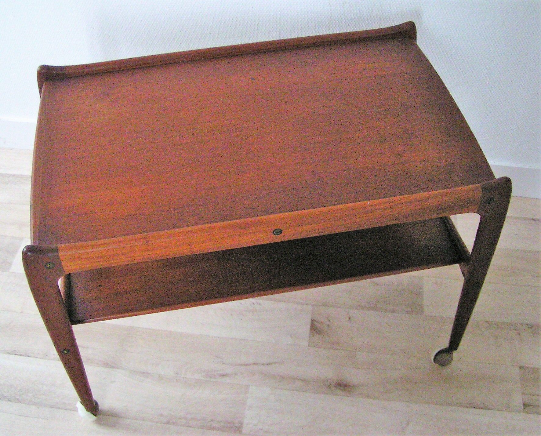 Table basse travailleuse à roulettes années 60