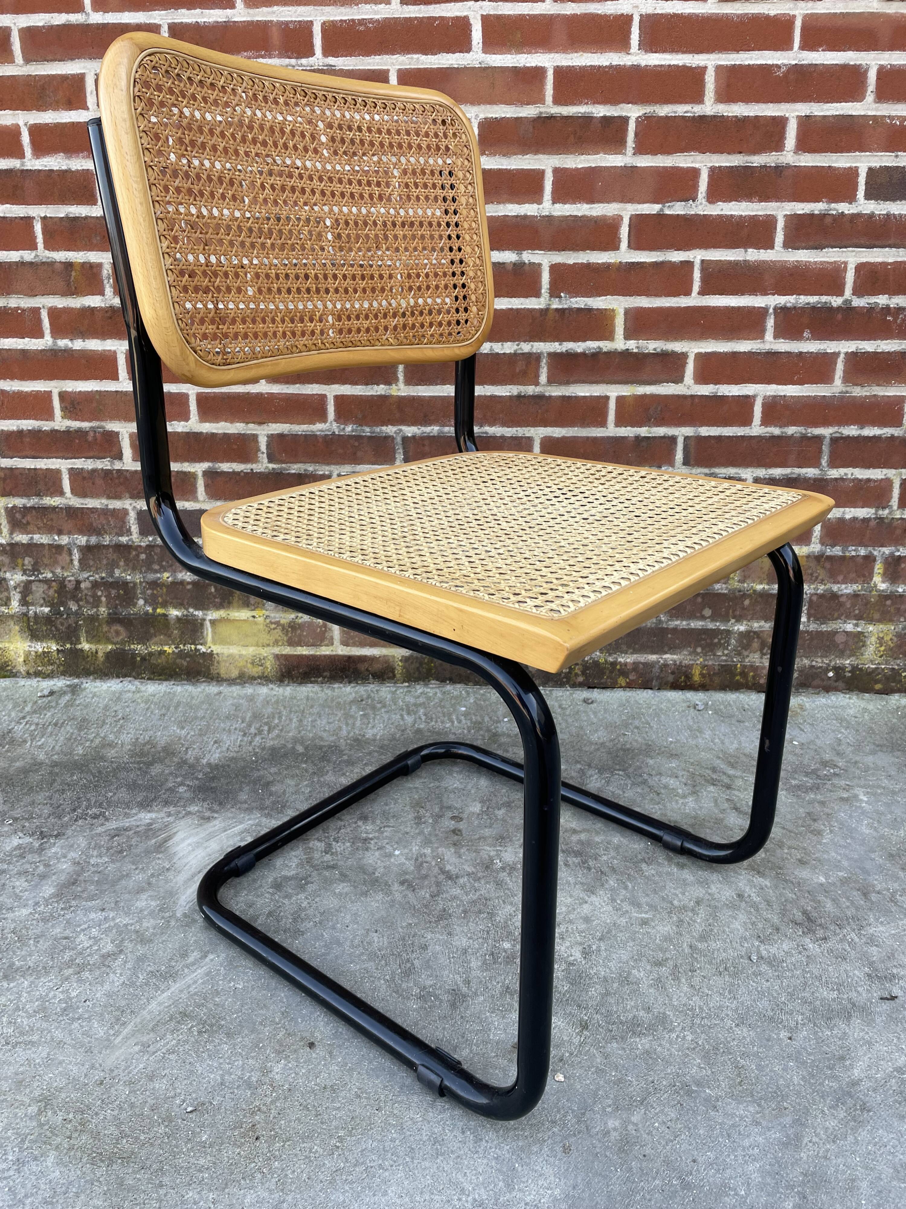 Chaise design Cesca modèle b32 en noir