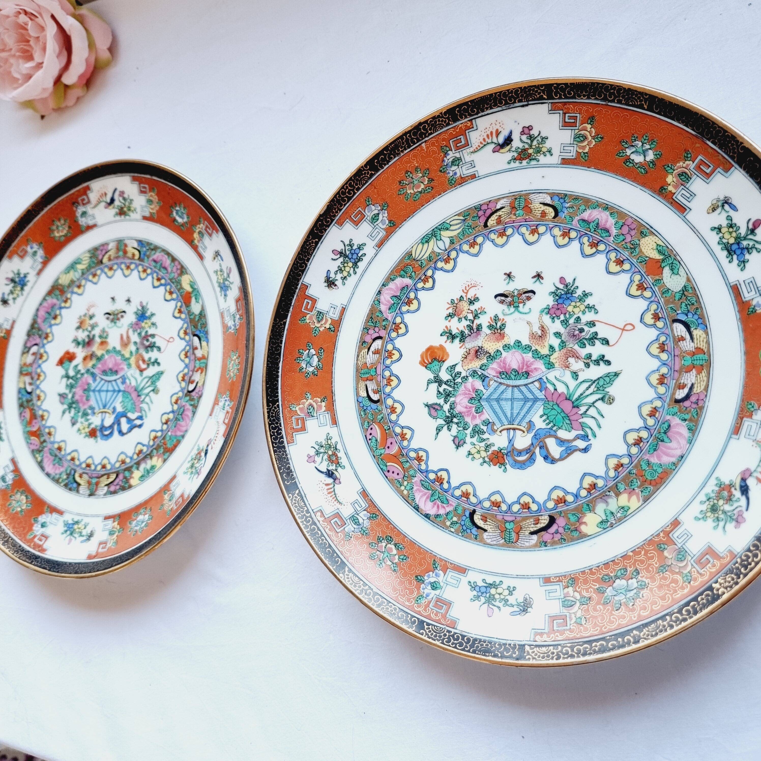2 hand-painted Chinese plates from the early 20th century famille rose in perfect condition