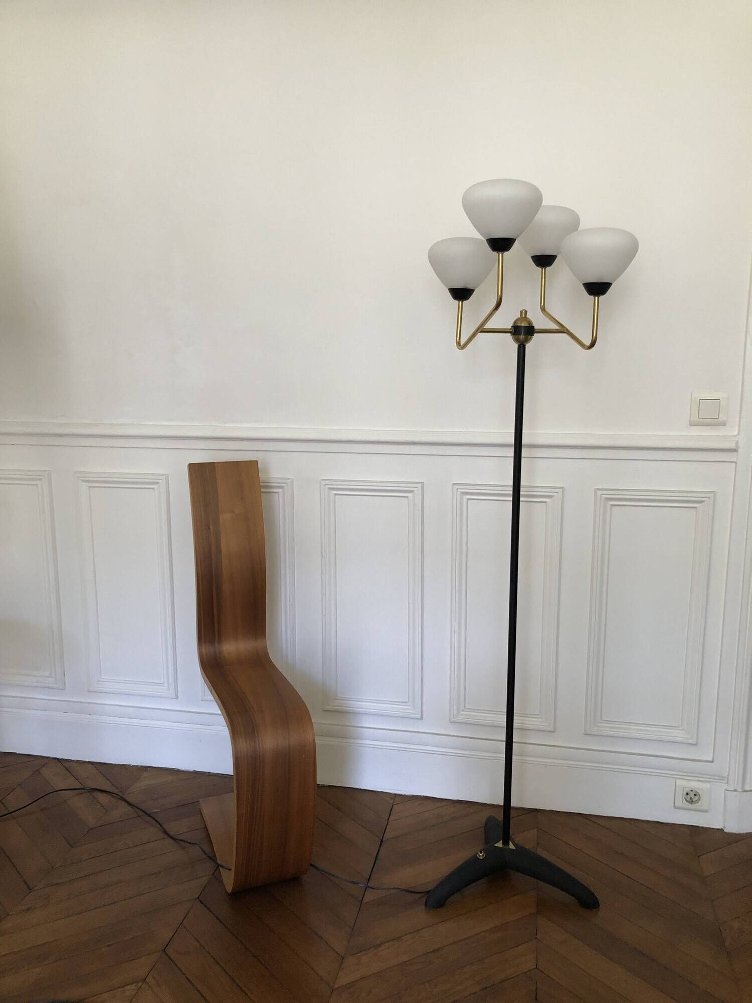 Modernist floor lamp with 4 lights in brass and opaline, Stilnovo style – Year 1960