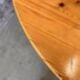 Table à manger ronde extensible en pin par Furusnickarn AB
