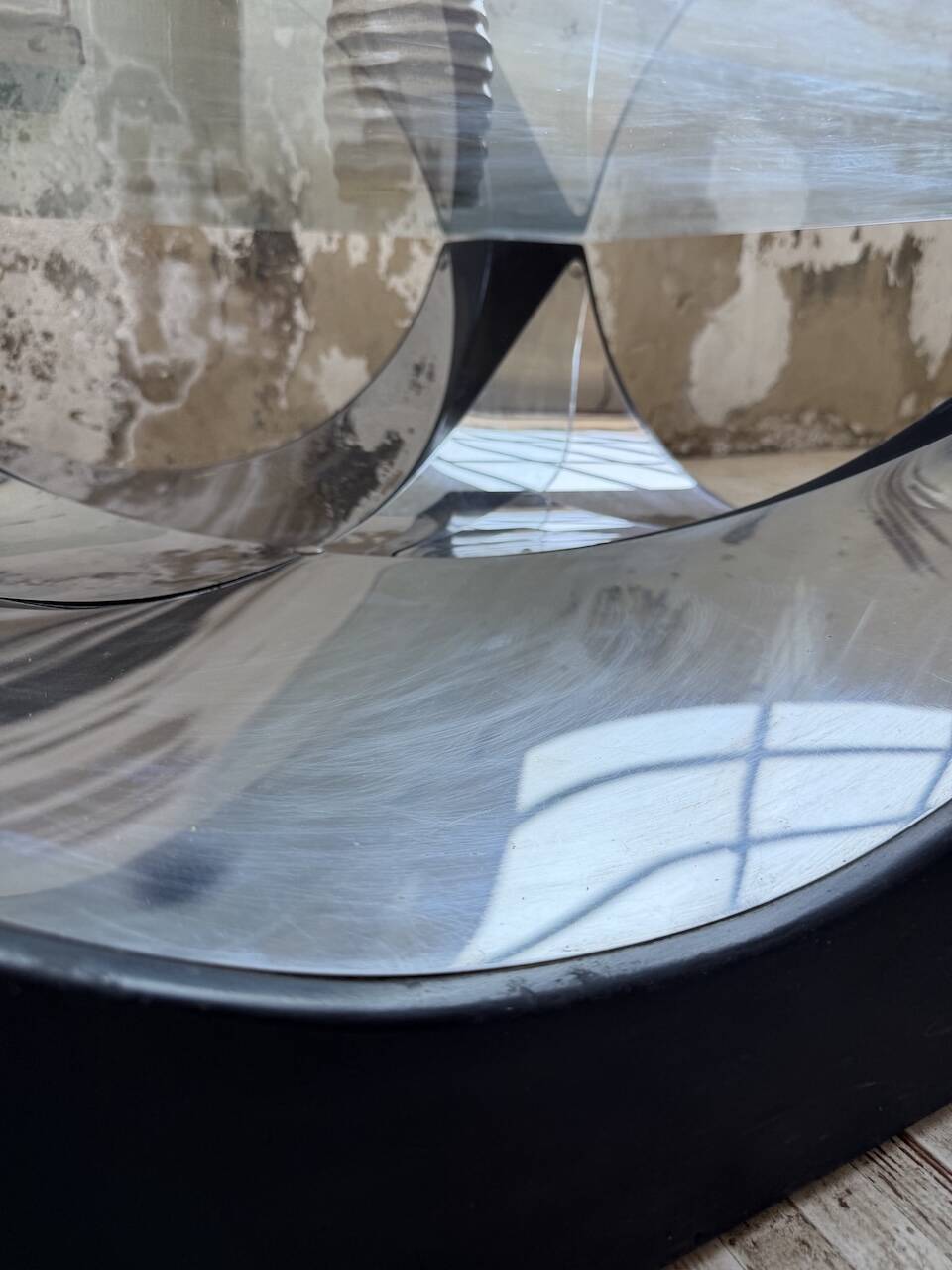 Table basse socle moulé et chrome, années 70