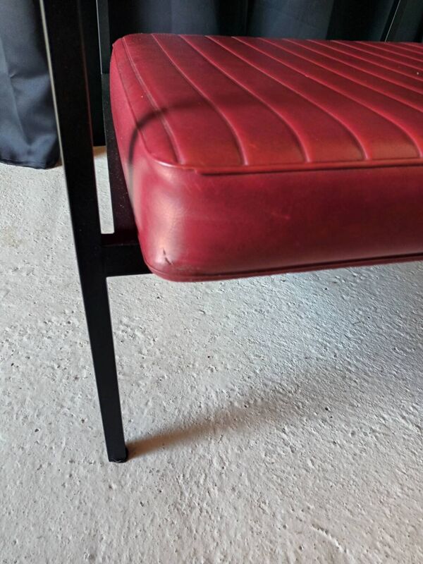 Fauteuil vintage en skaï bordeaux, bois et métal noir