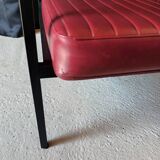 Fauteuil vintage en skaï bordeaux, bois et métal noir