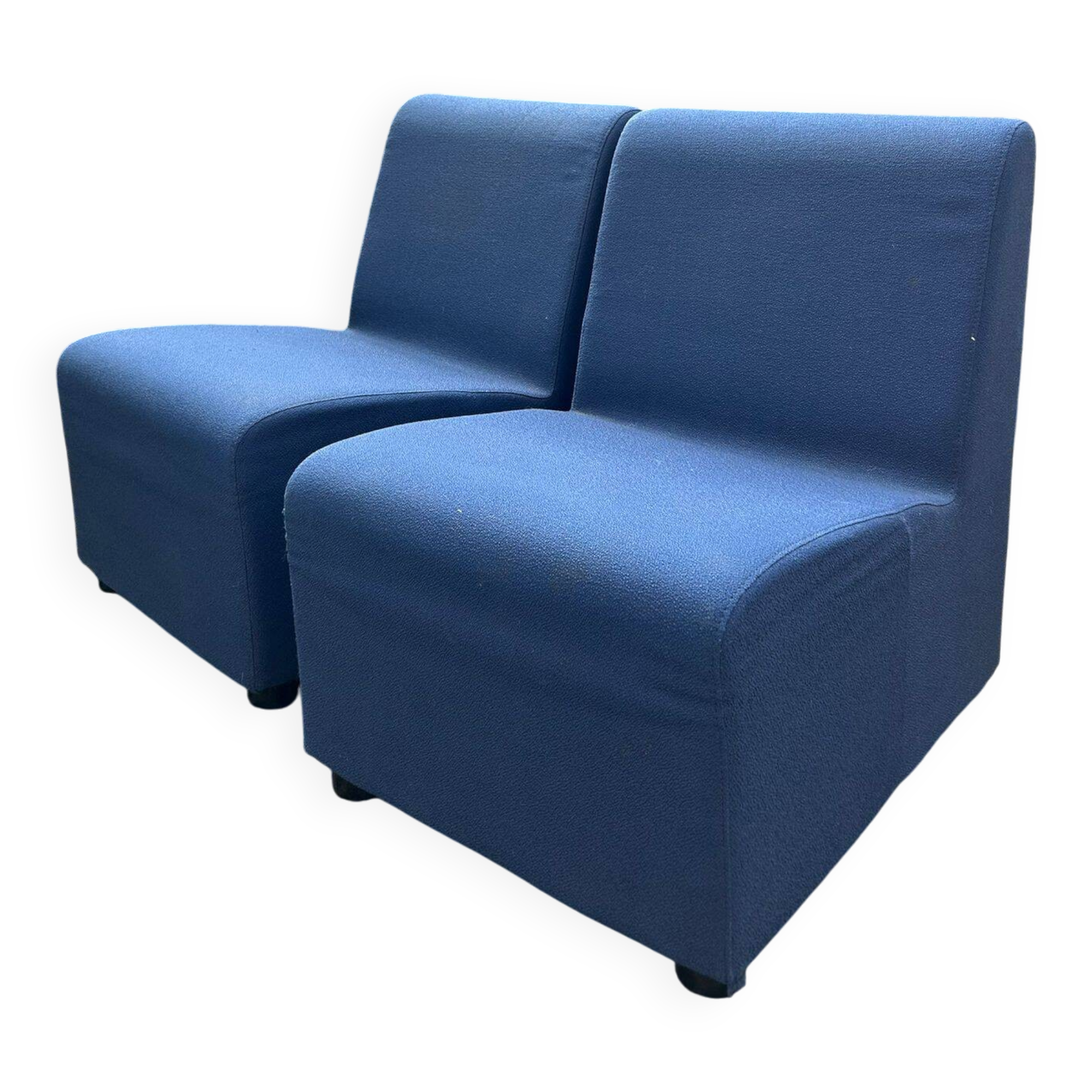 Pair of midnight blue armchairs – contemporary spirit