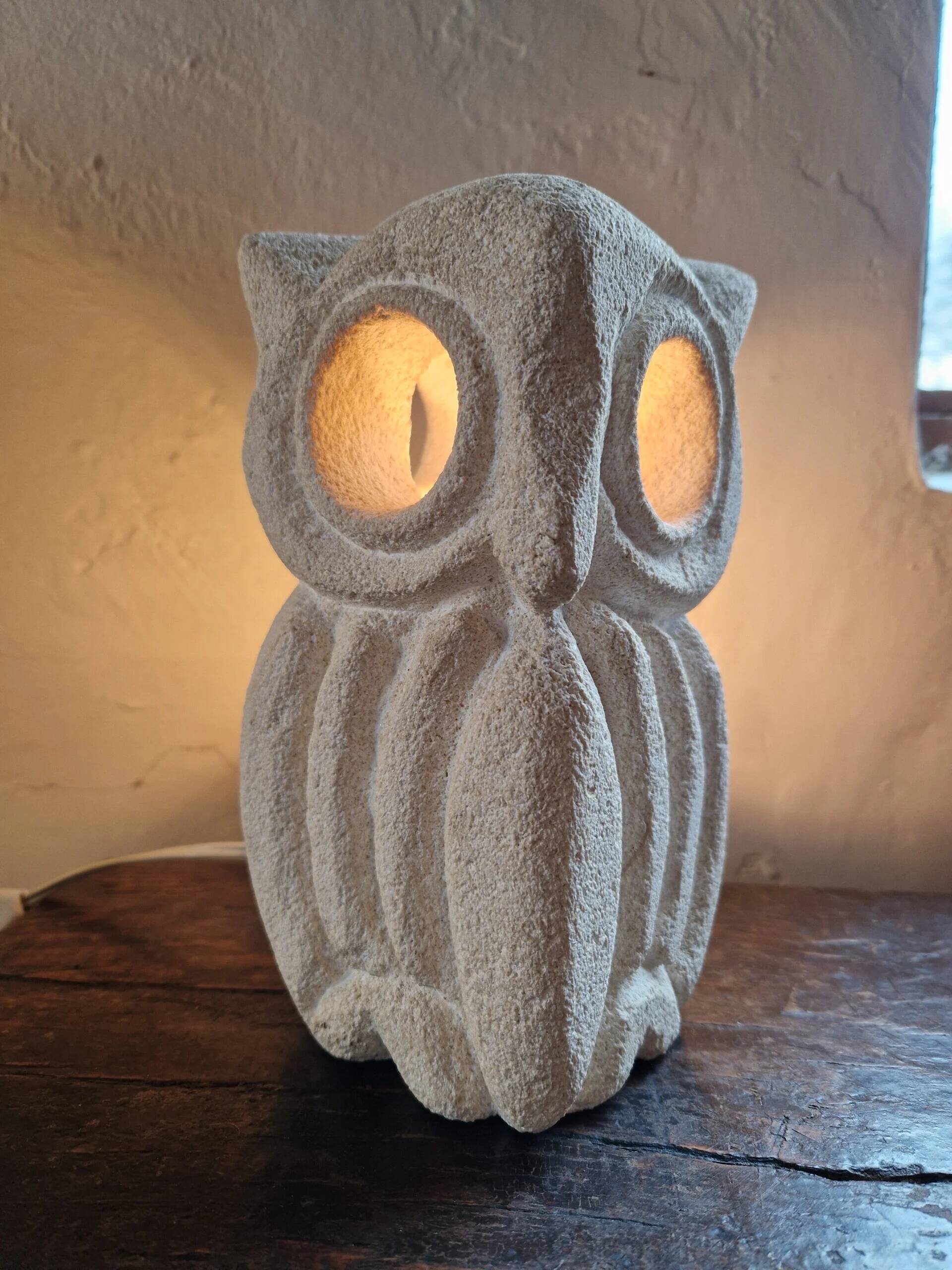 Lampe sculpturale en calcaire en forme de hibou par Albert Tormos, France