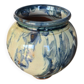 Vase boule en terre chamottée / mêlée émail jaspé bleu– Signé – H 13,5