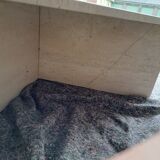 Table basse triangle travertin.