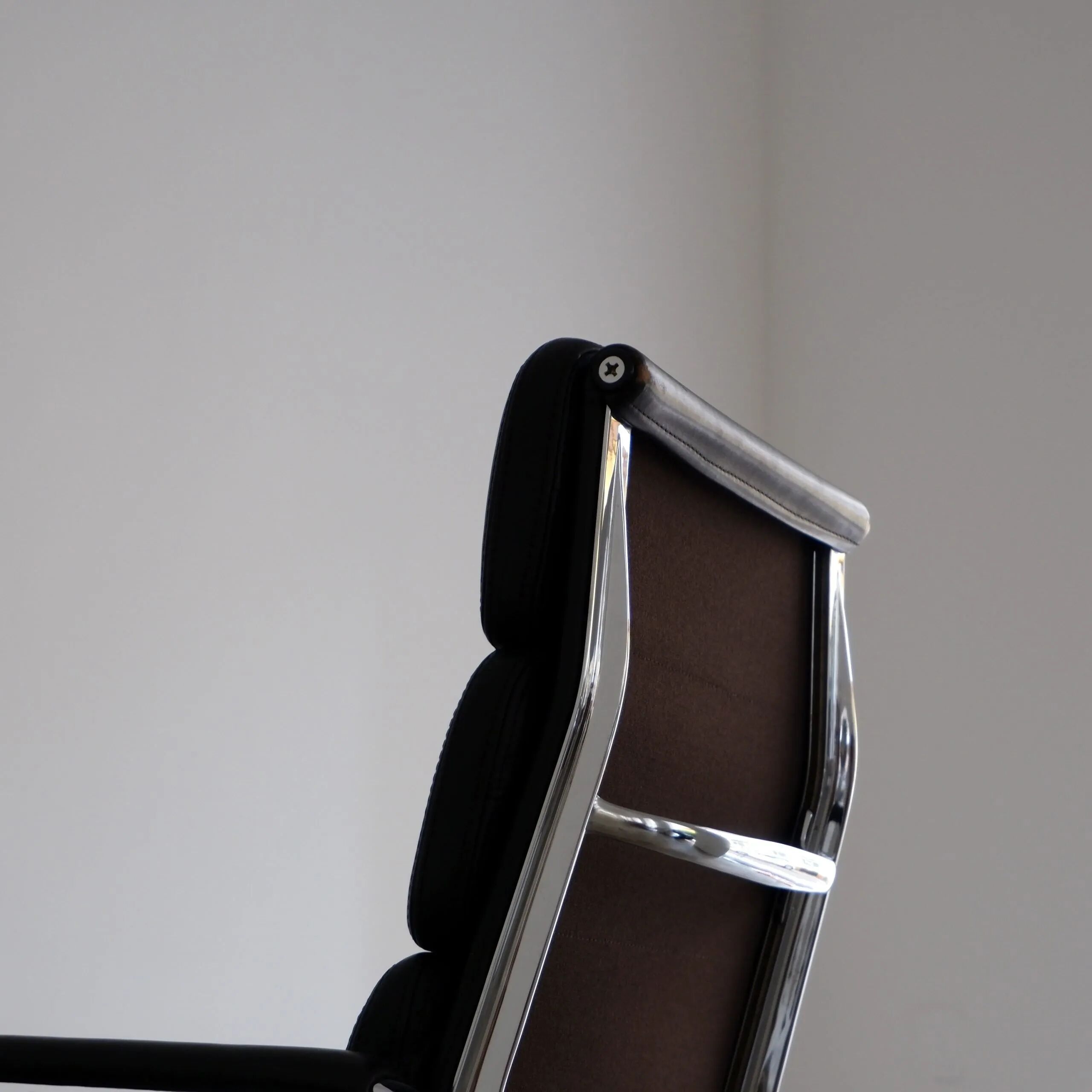 EA219 office swivel chairs by Charles & Ray Eames for Herman Miller