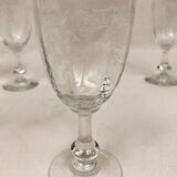 Série de sept verres à pied anciens en cristal gravé, apéritif, digestif