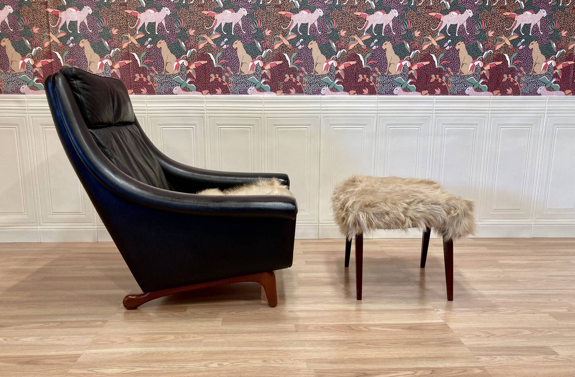 Large scandinavian armchair aage christiansen black leather and its ottoman 1950.