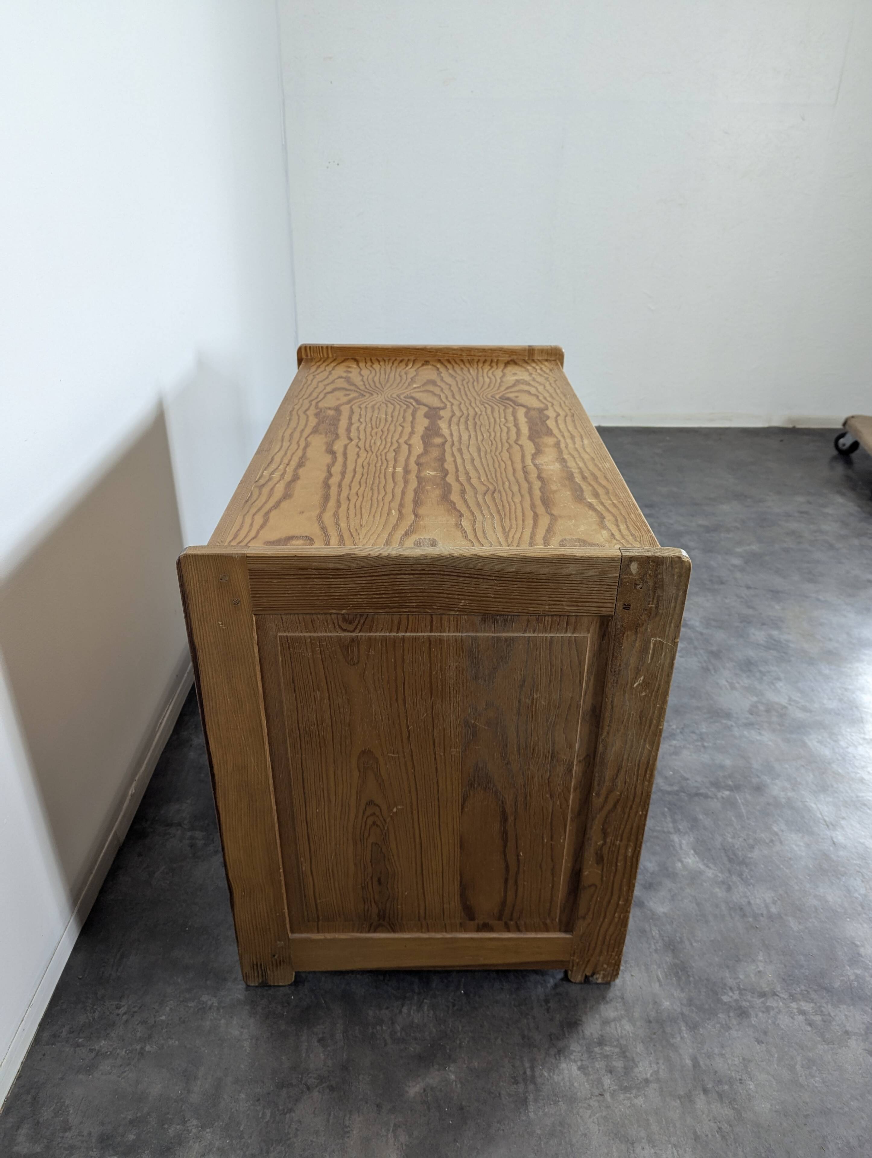 Commode moderniste en pin