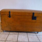Curved trunk on wheels