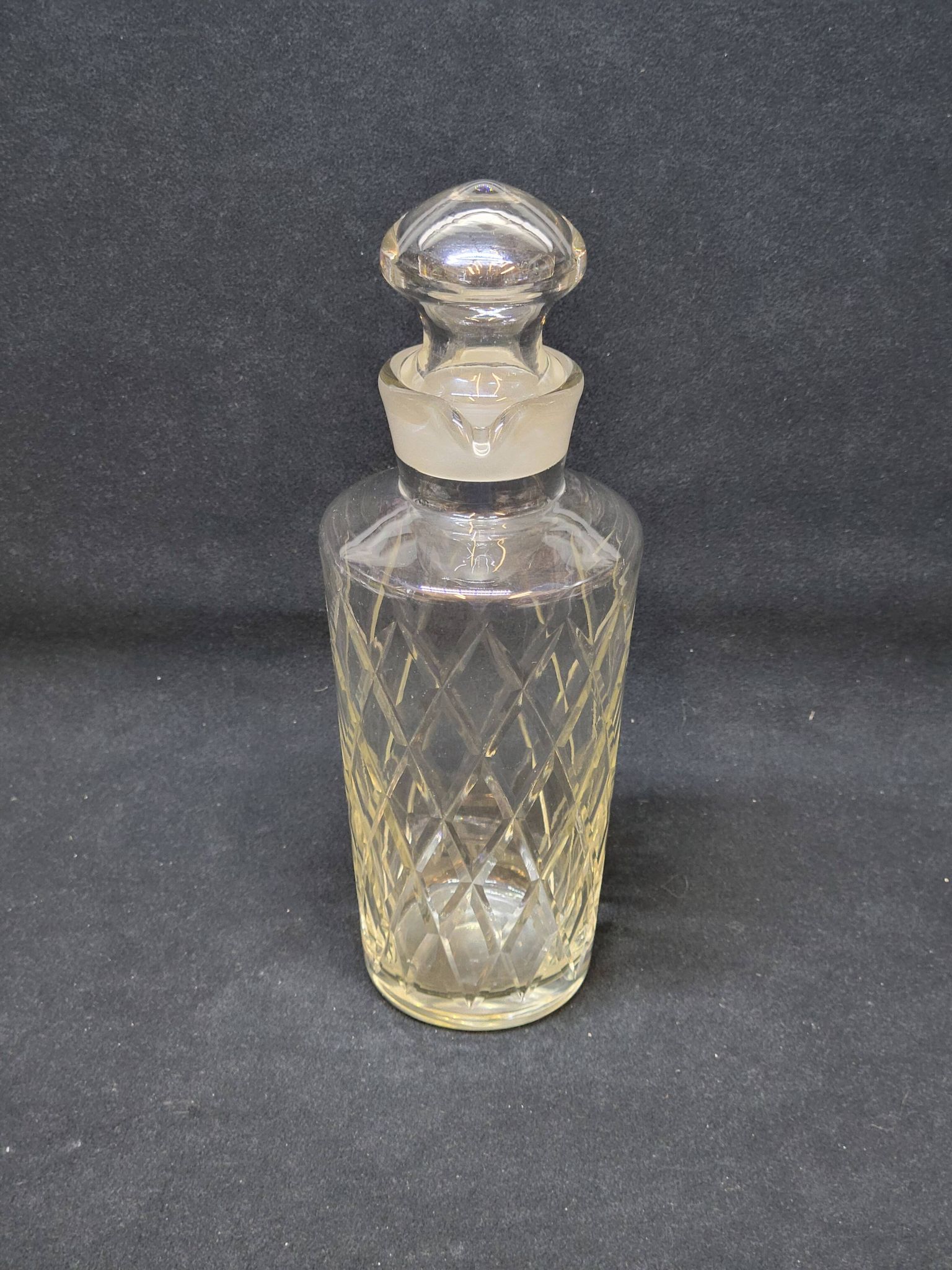 Carafe vintage en verre taillé